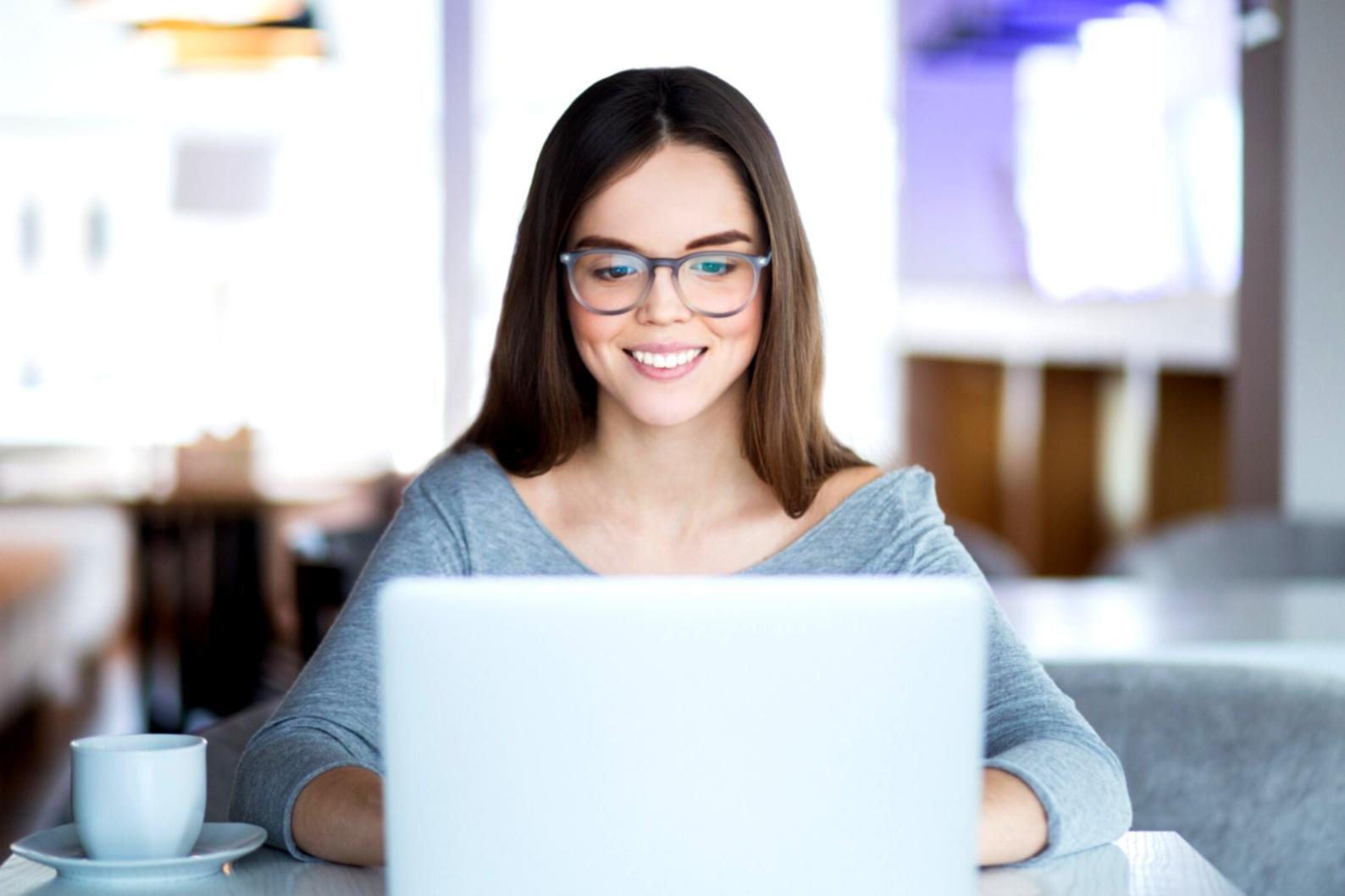 Bureaux modernes de hexaviqara avec espaces de travail collaboratif