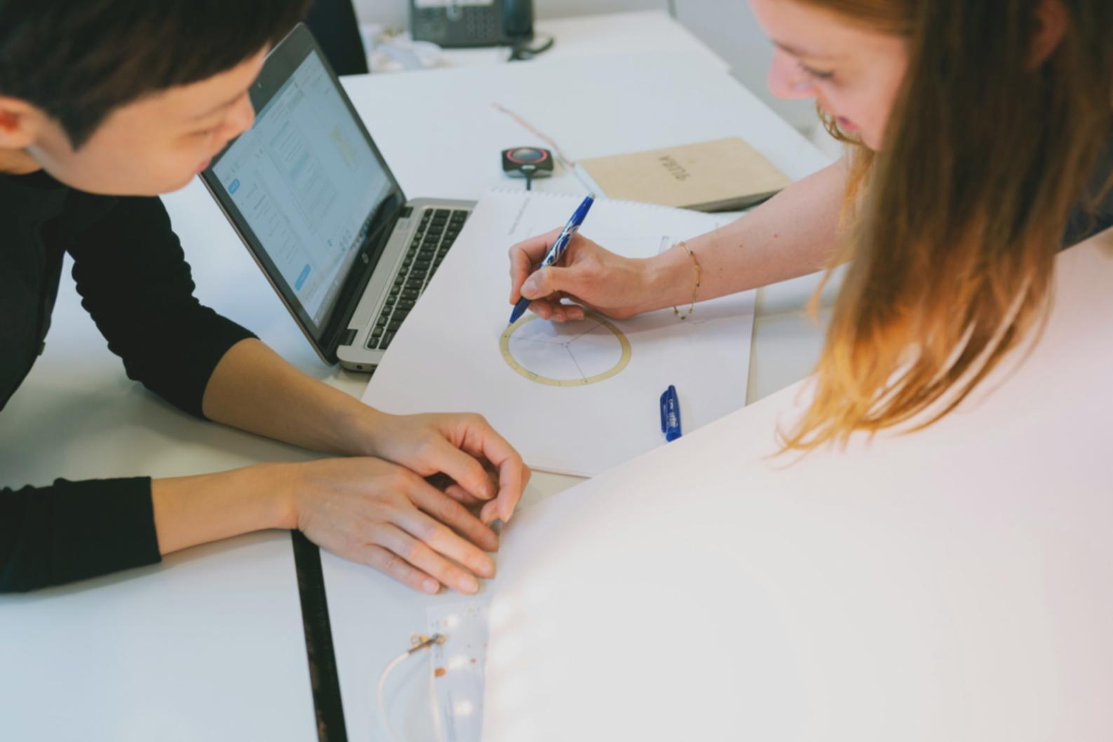 Séance de formation en analyse financière avec graphiques et données